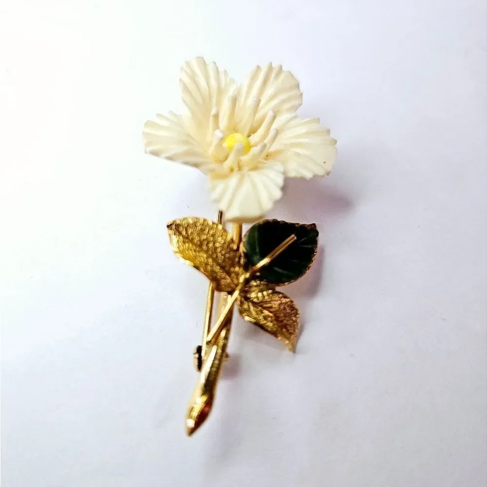 Vintage Wells Signed 14K Gold Filled Textured Cream Celluloid Flower Brooch Pin